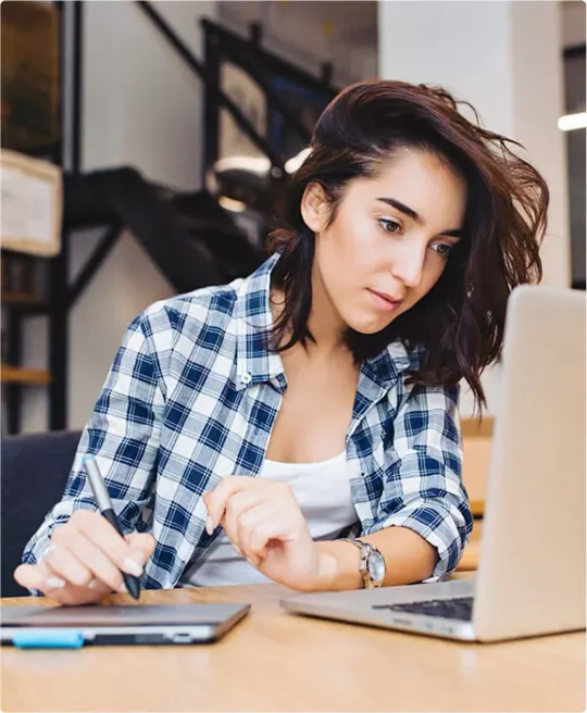 Ragazza che studia al pc